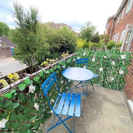 Redhill Town Centre 3 Bed House Near Gatwick Airport, Easy Commute To London Apartment ภายนอก รูปภาพ