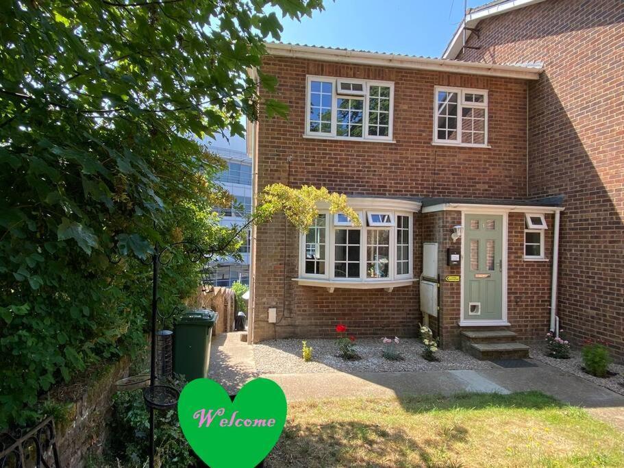 Redhill Town Centre 3 Bed House Near Gatwick Airport, Easy Commute To London Apartment ภายนอก รูปภาพ