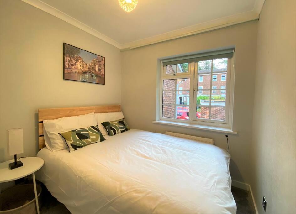 Redhill Town Centre 3 Bed House Near Gatwick Airport, Easy Commute To London Apartment ภายนอก รูปภาพ