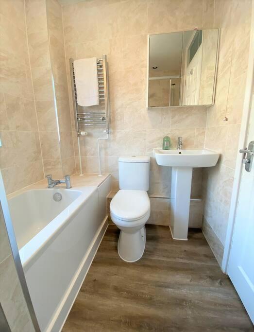 Redhill Town Centre 3 Bed House Near Gatwick Airport, Easy Commute To London Apartment ภายนอก รูปภาพ