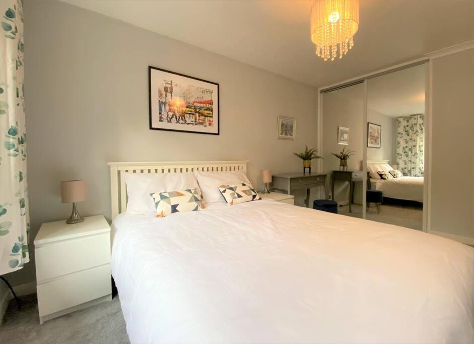 Redhill Town Centre 3 Bed House Near Gatwick Airport, Easy Commute To London Apartment ภายนอก รูปภาพ