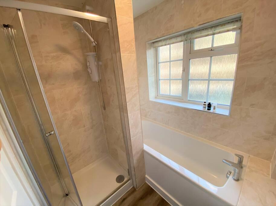 Redhill Town Centre 3 Bed House Near Gatwick Airport, Easy Commute To London Apartment ภายนอก รูปภาพ