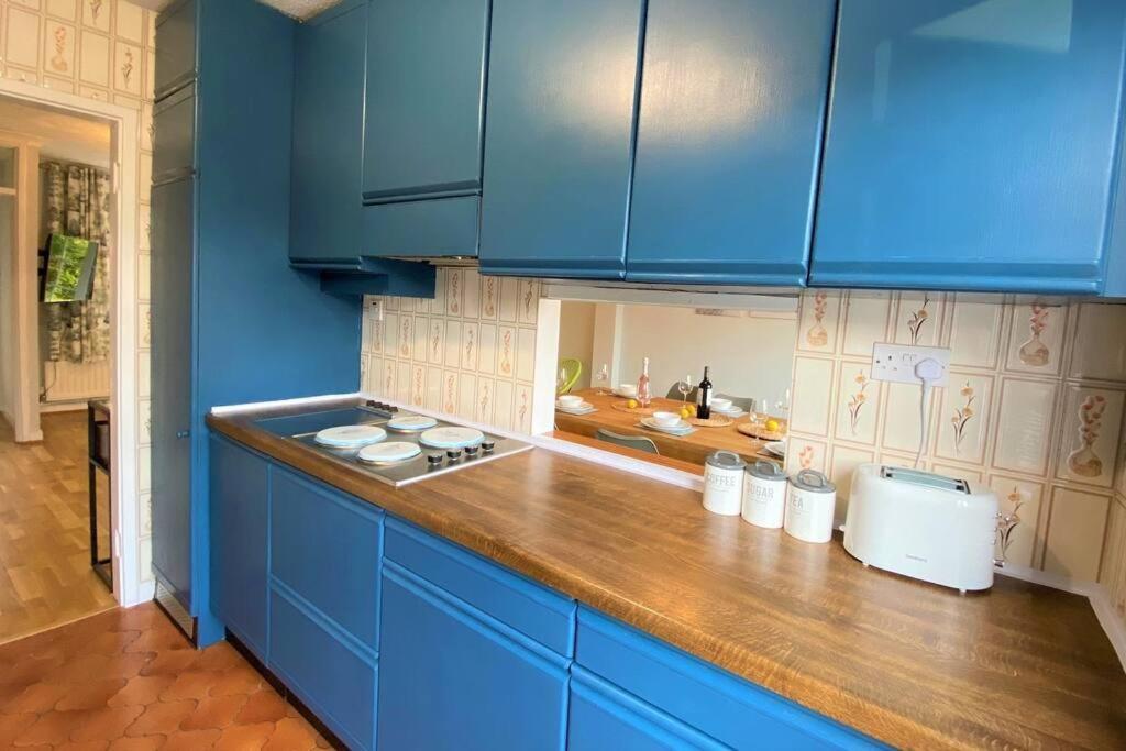 Redhill Town Centre 3 Bed House Near Gatwick Airport, Easy Commute To London Apartment ภายนอก รูปภาพ