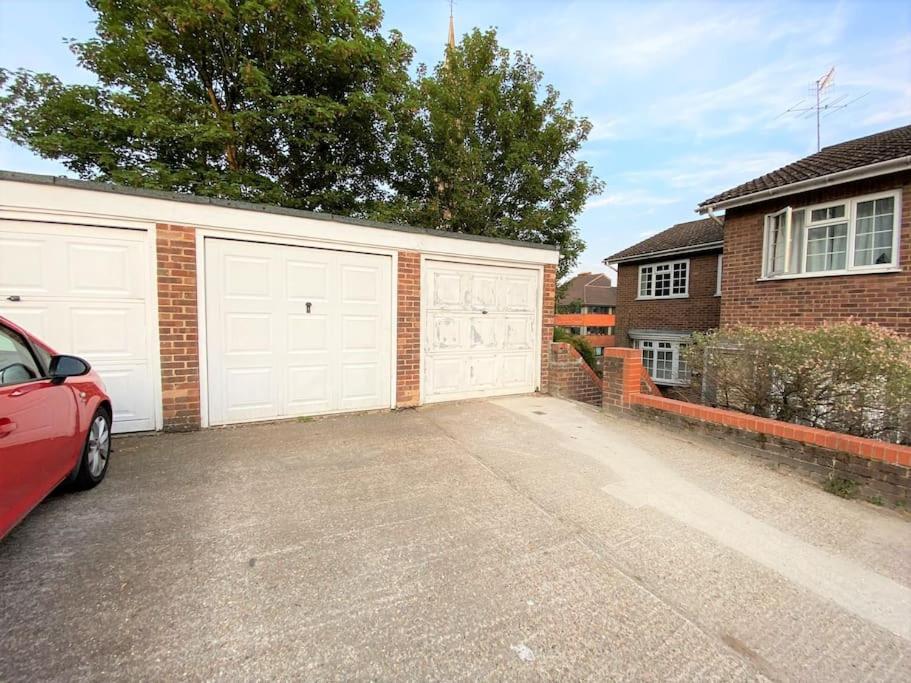Redhill Town Centre 3 Bed House Near Gatwick Airport, Easy Commute To London Apartment ภายนอก รูปภาพ