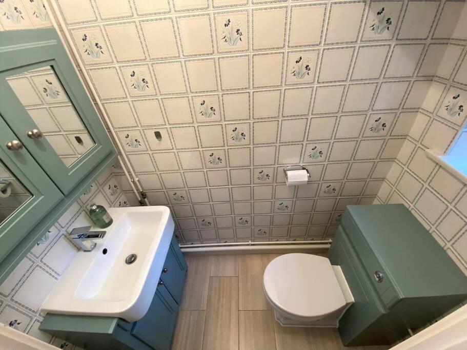 Redhill Town Centre 3 Bed House Near Gatwick Airport, Easy Commute To London Apartment ภายนอก รูปภาพ