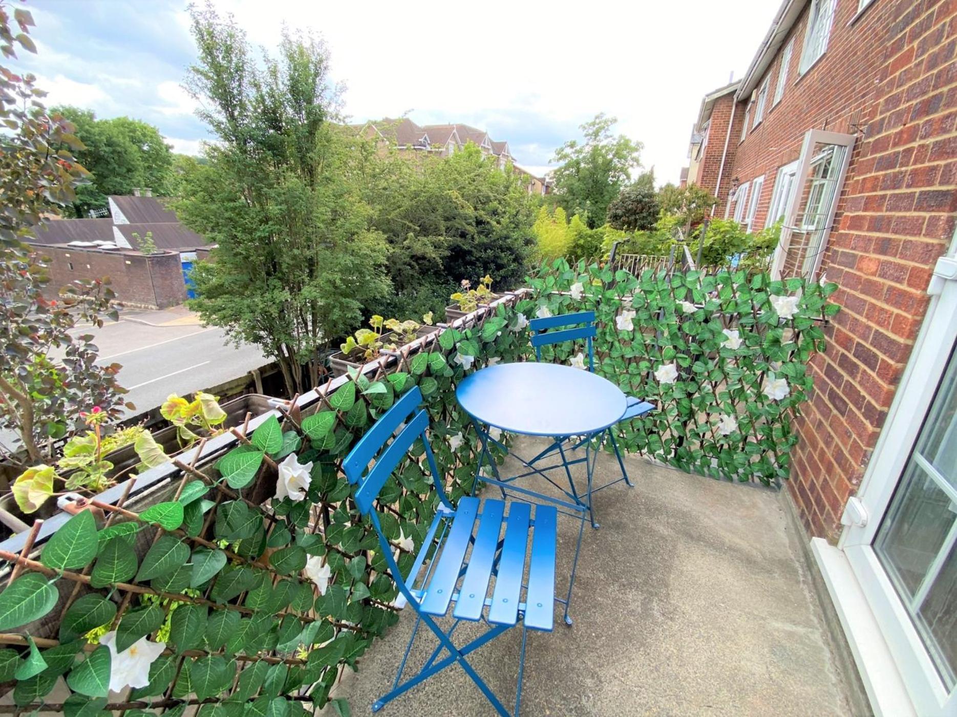Redhill Town Centre 3 Bed House Near Gatwick Airport, Easy Commute To London Apartment ภายนอก รูปภาพ